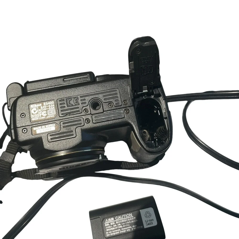 Nikon COOLPIX 5400 5.1MP Digital Camera - Black (battery not Charging)‎